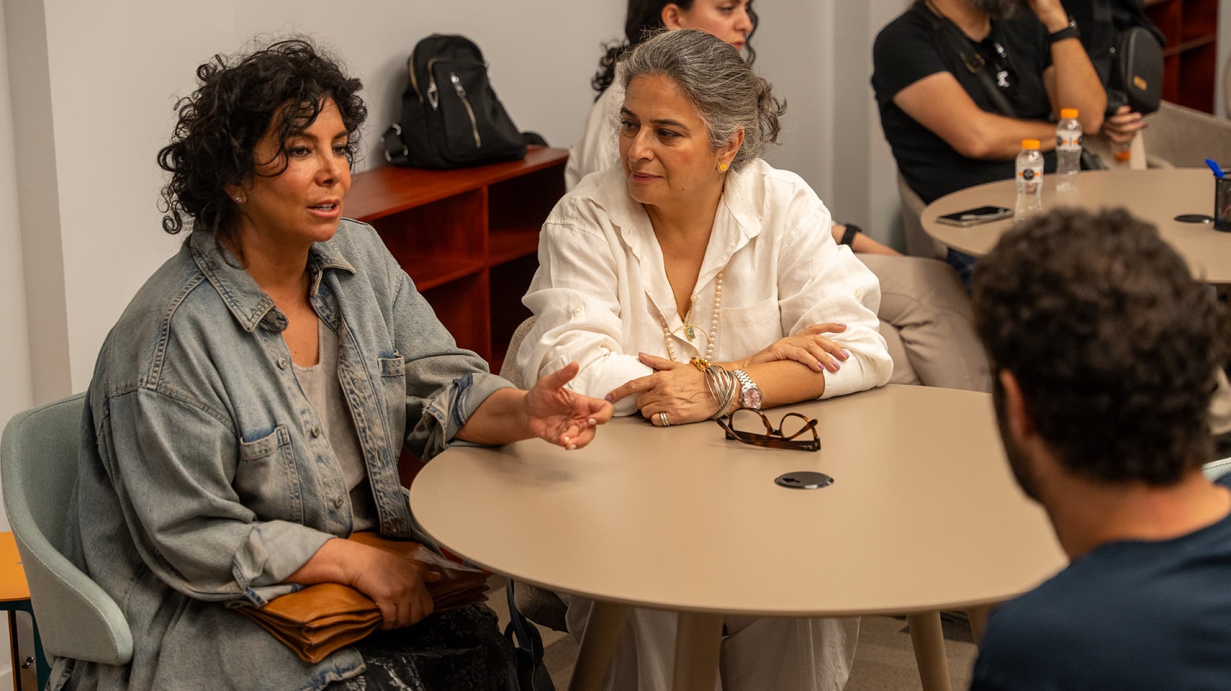 حاضران در حال گفت‌وگو پیش از آغاز نشست