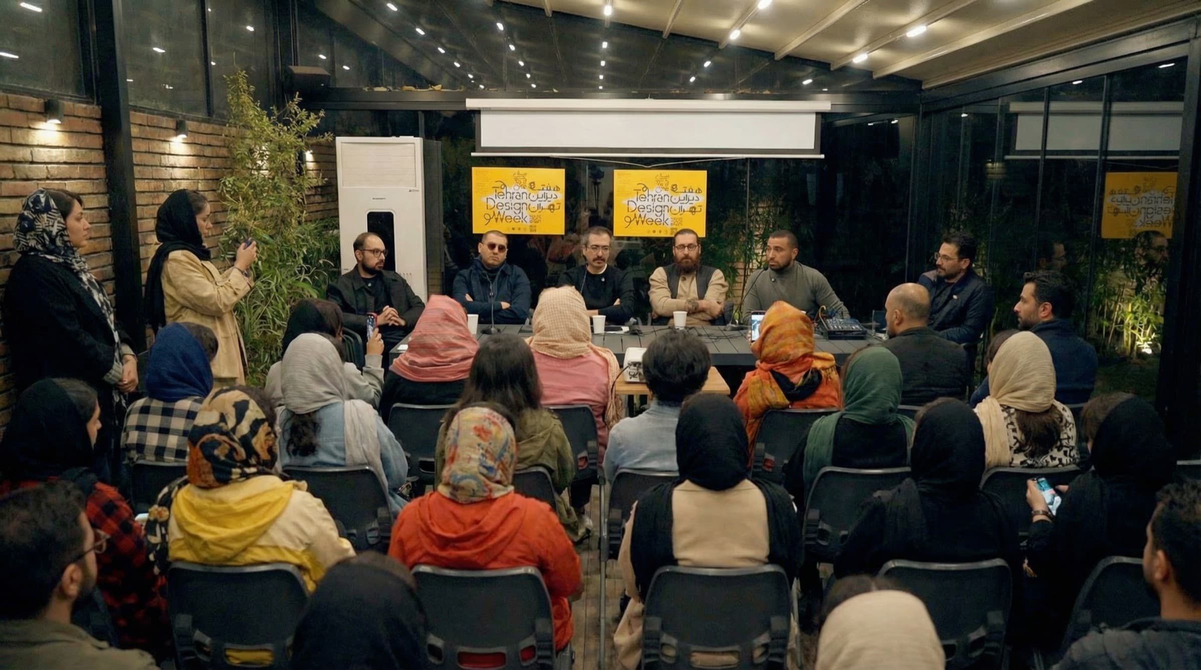 سخنرانان نشست «پنج دیزاینر در شش روایت» در کنار پوسترهای هفته دیزاین تهران