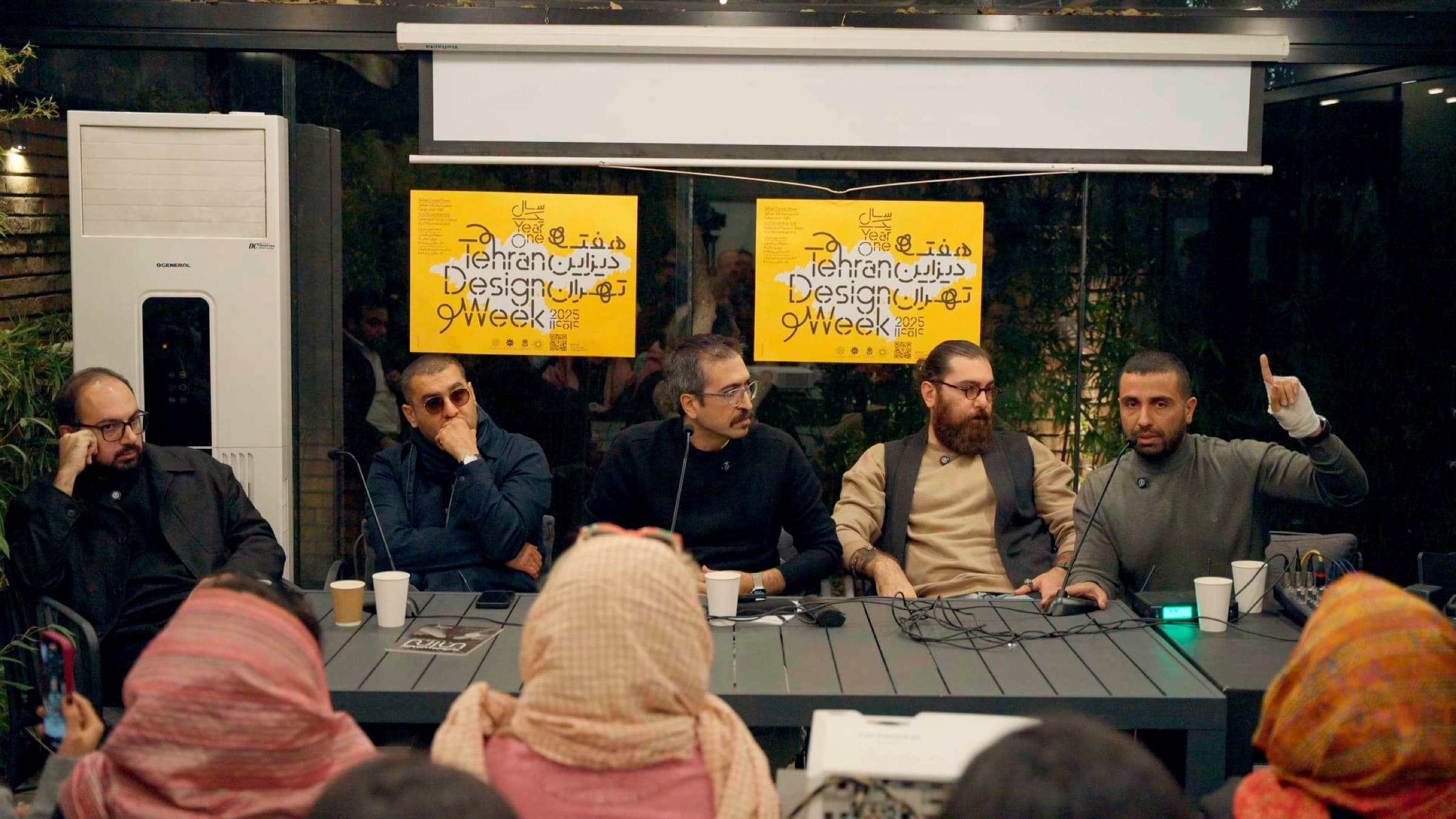 نمای نزدیک از پنج سخنران نشست پشت میز